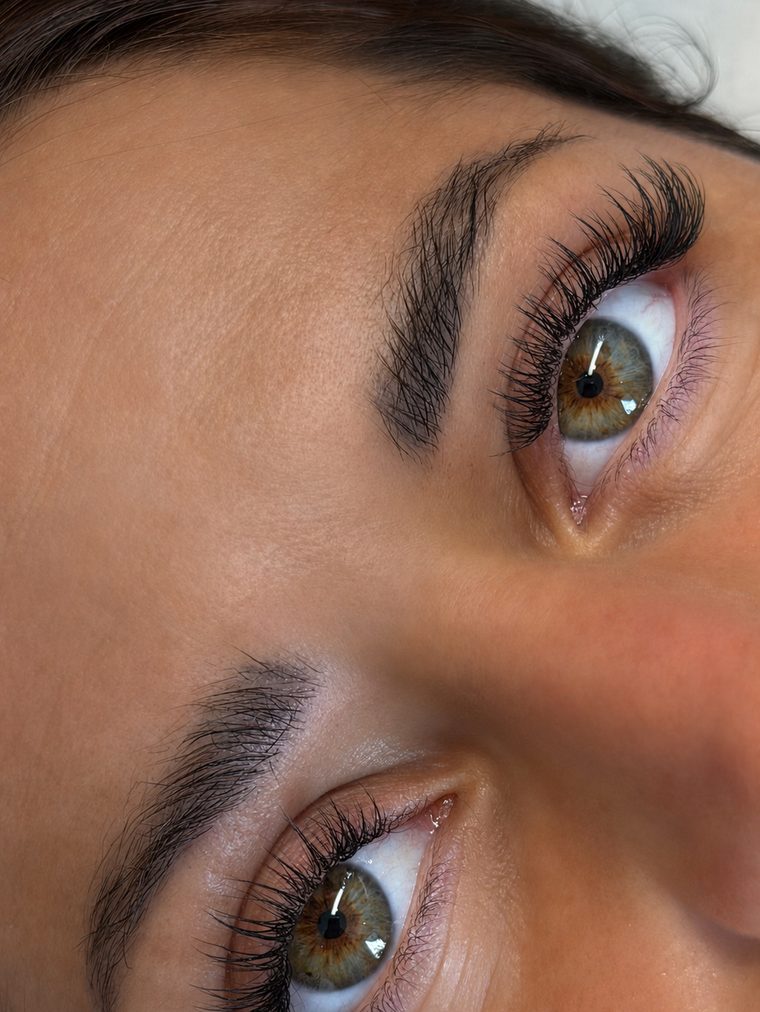 Extensions de cils réalisées chez Belléa — regard intense et naturel