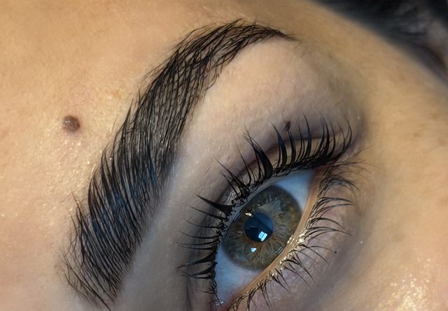 Browlift réalisé chez Belléa — sourcils structurés effet fluffy