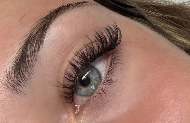 Pose d'extensions de cils effet wispy réalisée chez Belléa