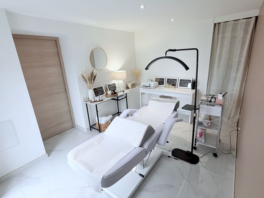 Le studio Belléa à Bouloc — cabine lumineuse et épurée avec fauteuil de soin et lampe de précision
