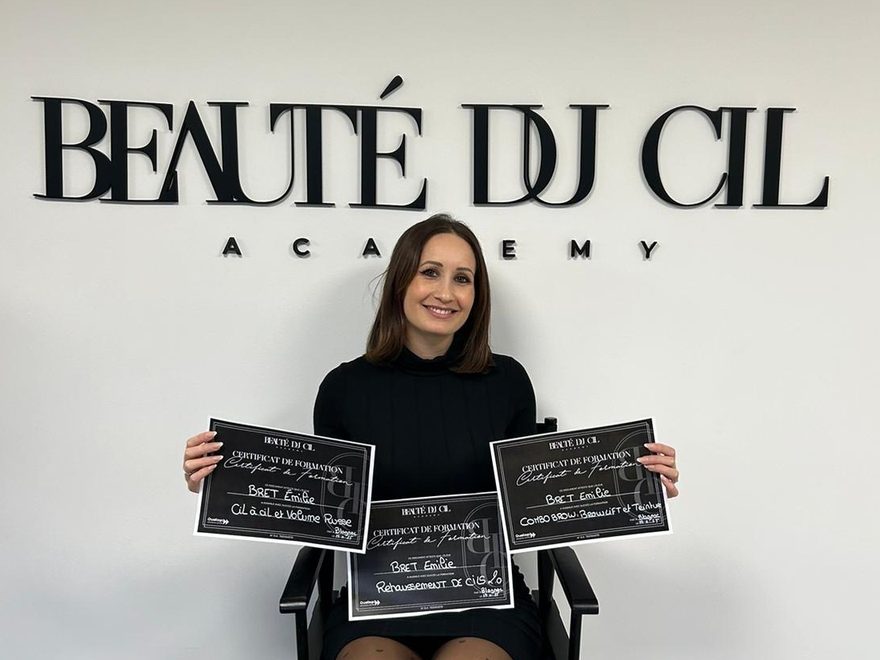 Émilie, fondatrice de Belléa, formée et certifiée — extensions cil à cil et volume fait main, lash lift et browlift coréens